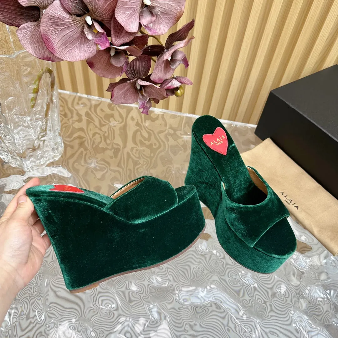 ALAIA PLATFORM WEDGE IN GREEN FOREST VELVET WITH HEART EMBROIDERED
