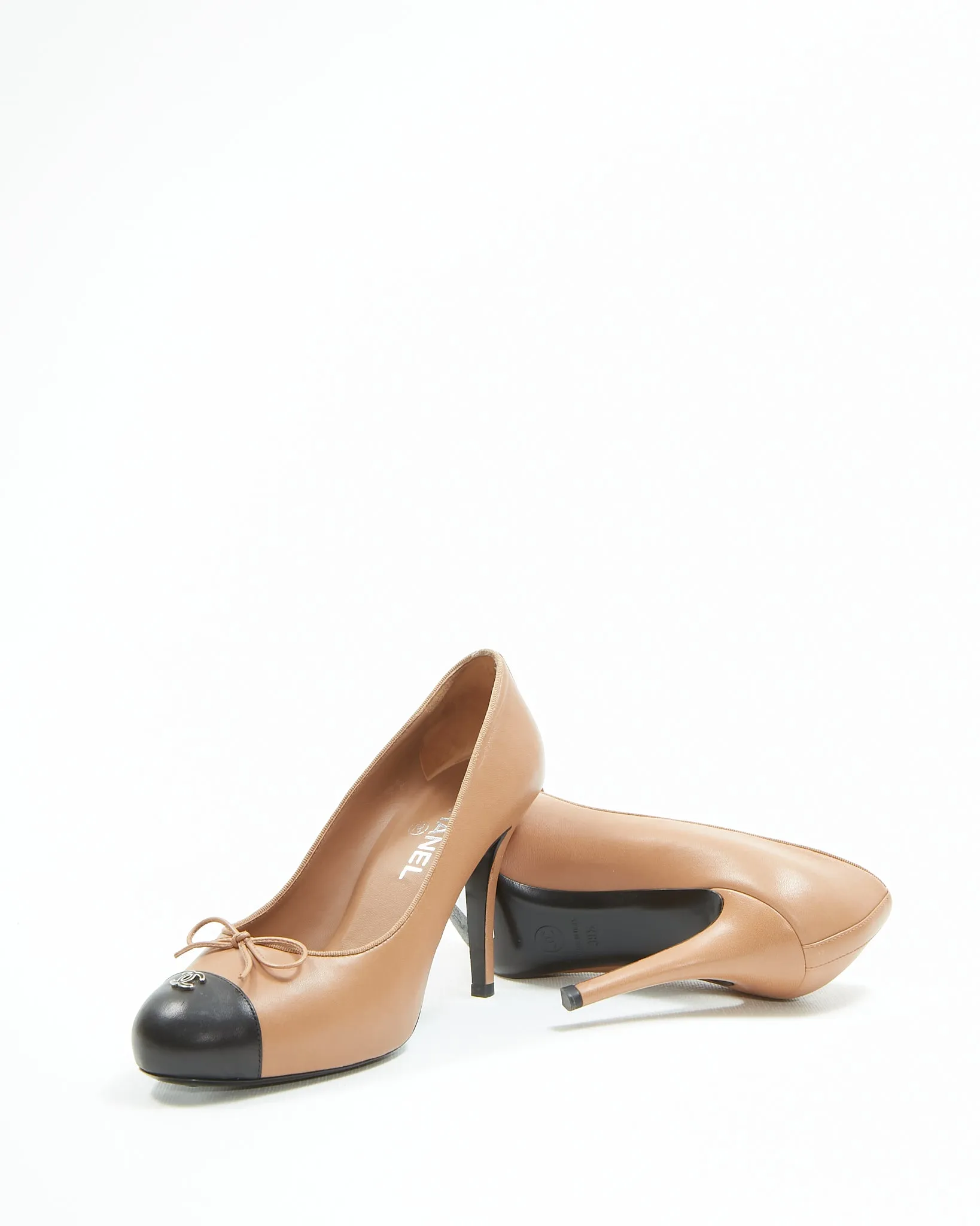 Chanel Light Brown/Black Leather CC Logo Pumps - 39.5