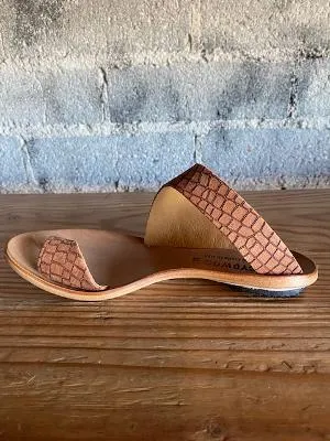 Cydwoq Thong Sandals