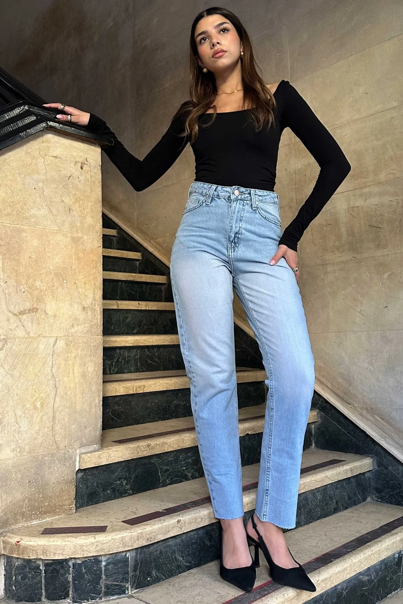 Mom Fit - Light Wash High-Waisted Jeans.