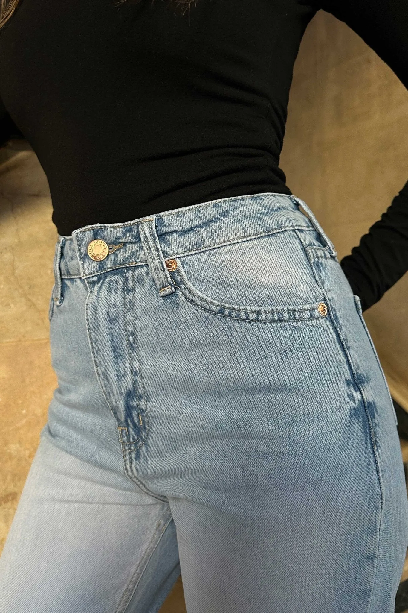 Mom Fit - Light Wash High-Waisted Jeans.