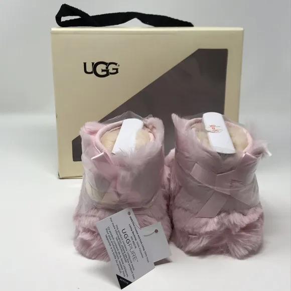 NWT UGG JESSE BOW ll FLUFF BOOTS IN LIGHT PINK SZ 4/5!