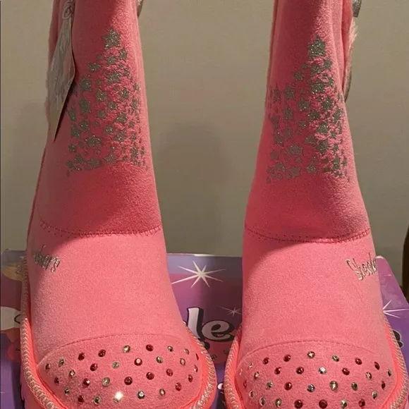 Skechers twinkle toes size 2 kids. The boots don’t light up anymore.