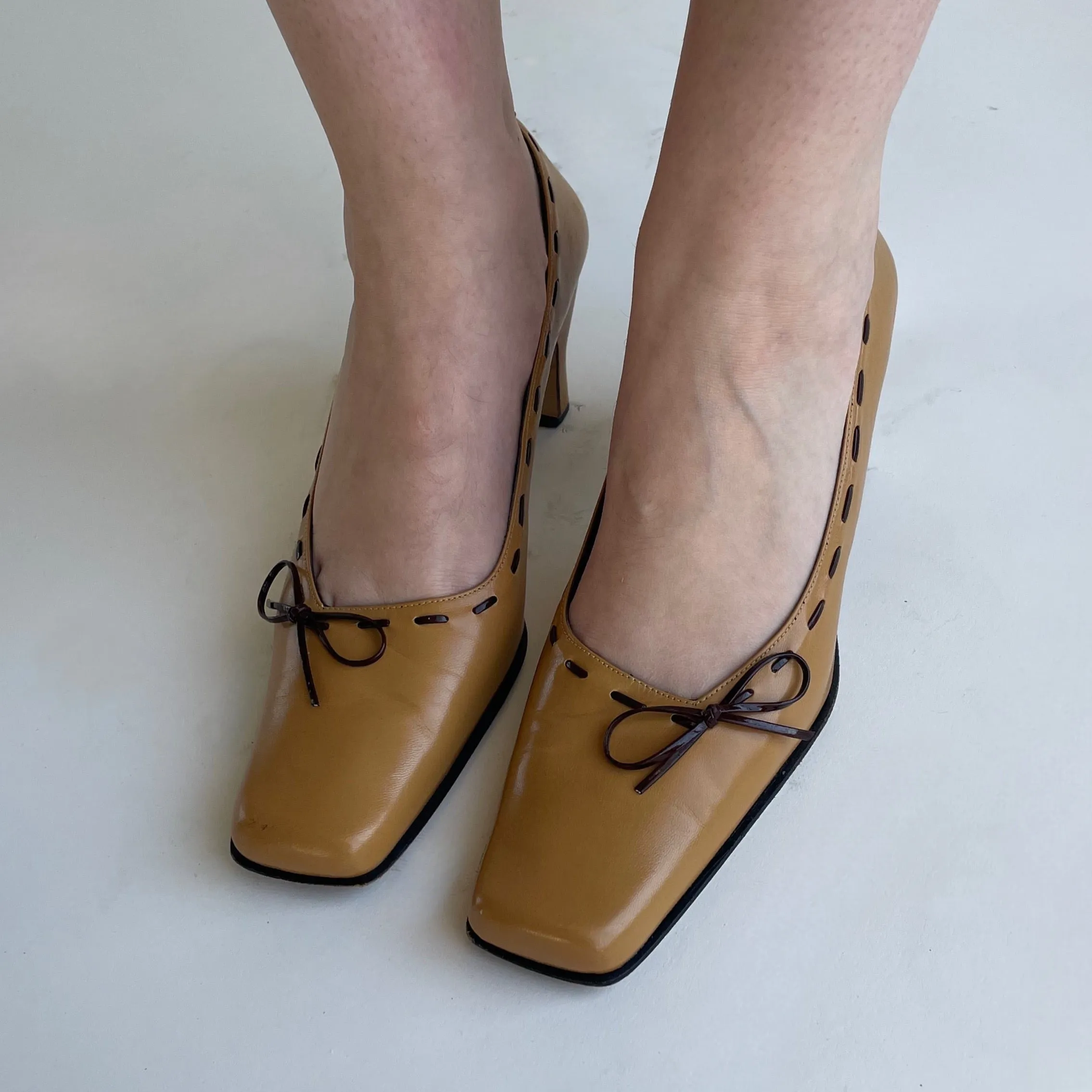 tan bow heels