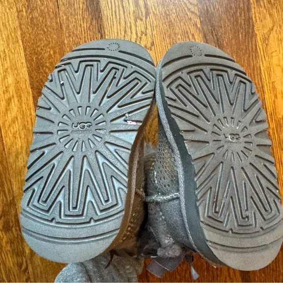 UGG Bailey Bow Holiday Gray Sequin Boots, Size 6 (Walker/Toddler)