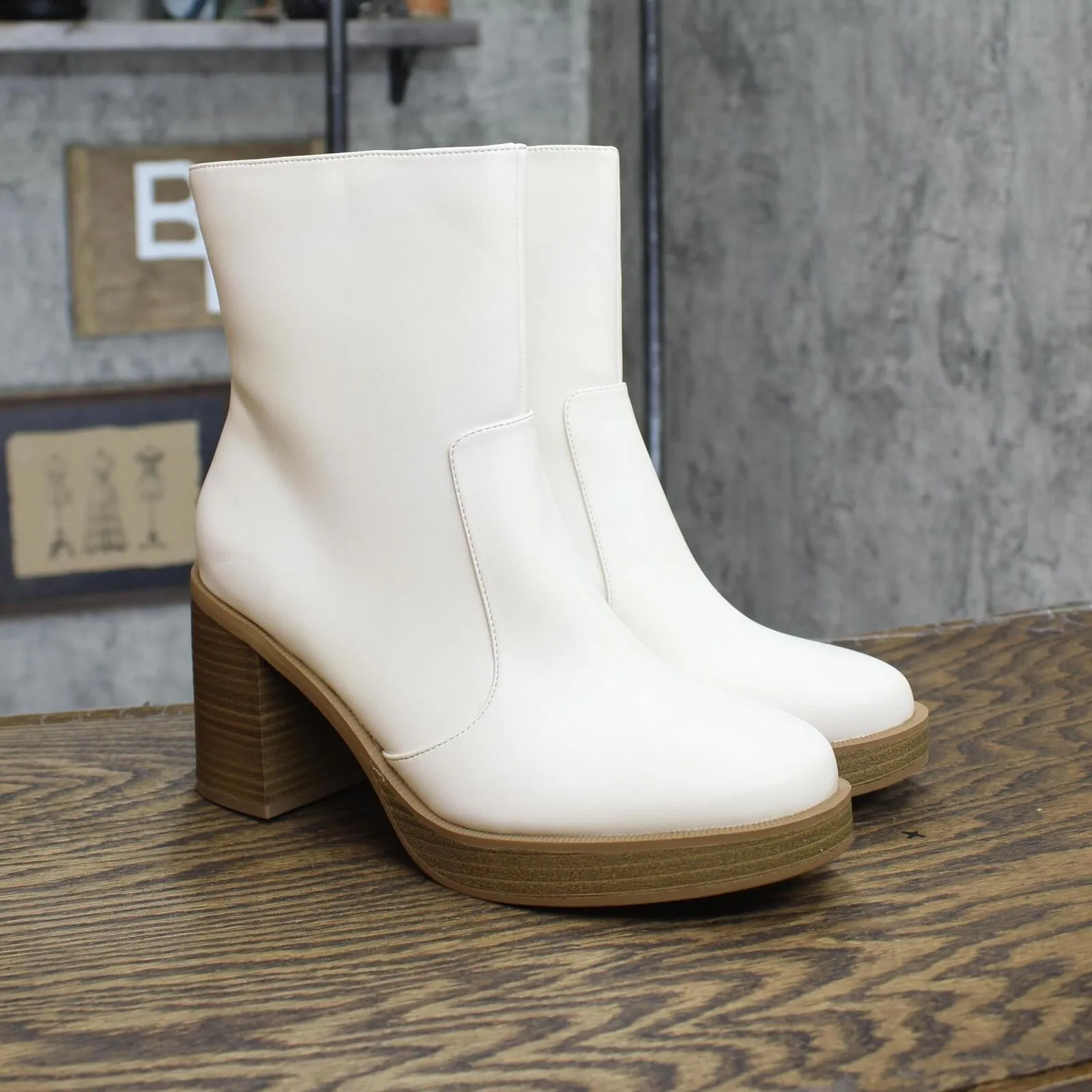 Universal Thread Jenna Platform Boots with Memory Foam Insole Off White 8.5M