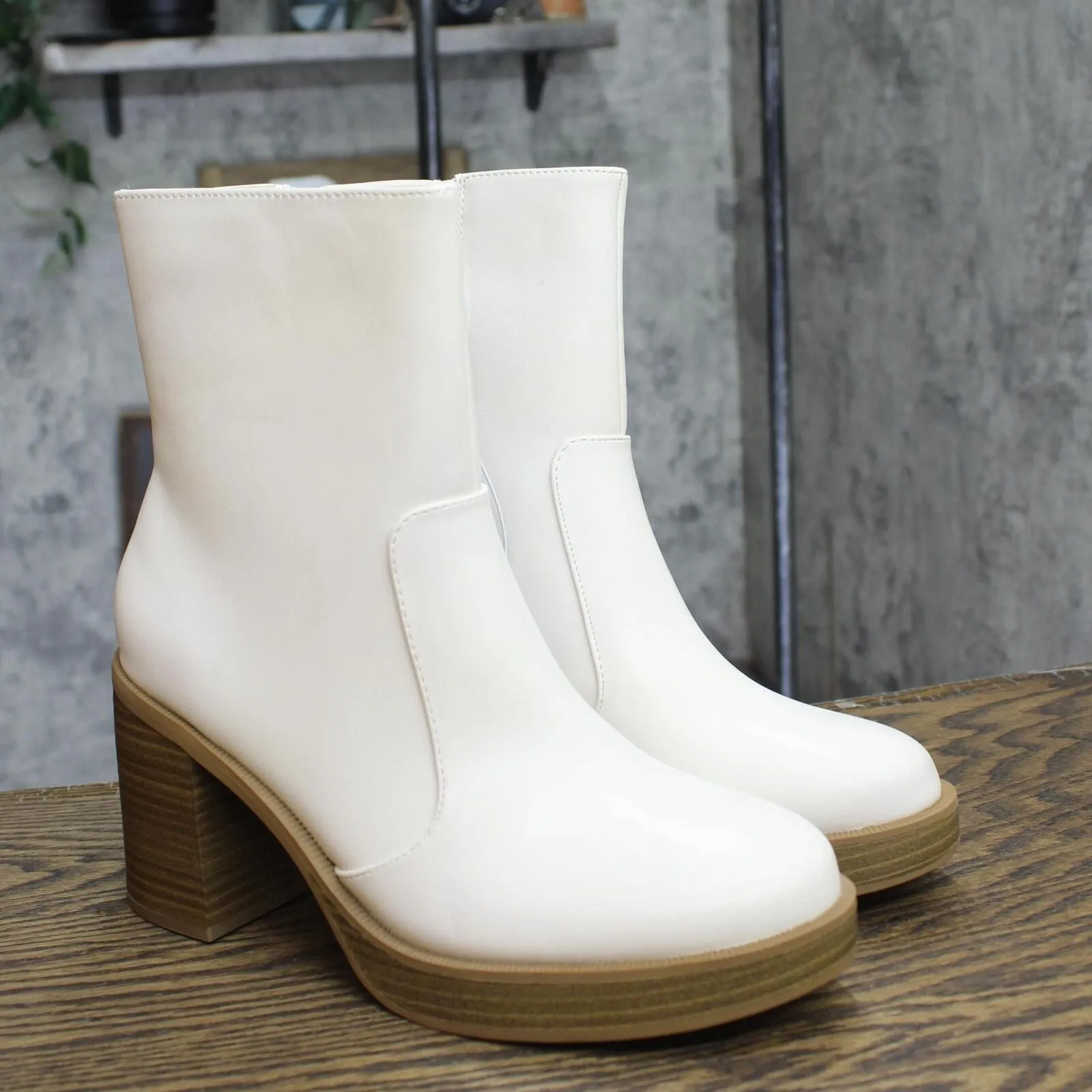 Universal Thread Jenna Platform Boots with Memory Foam Insole Off White 8M