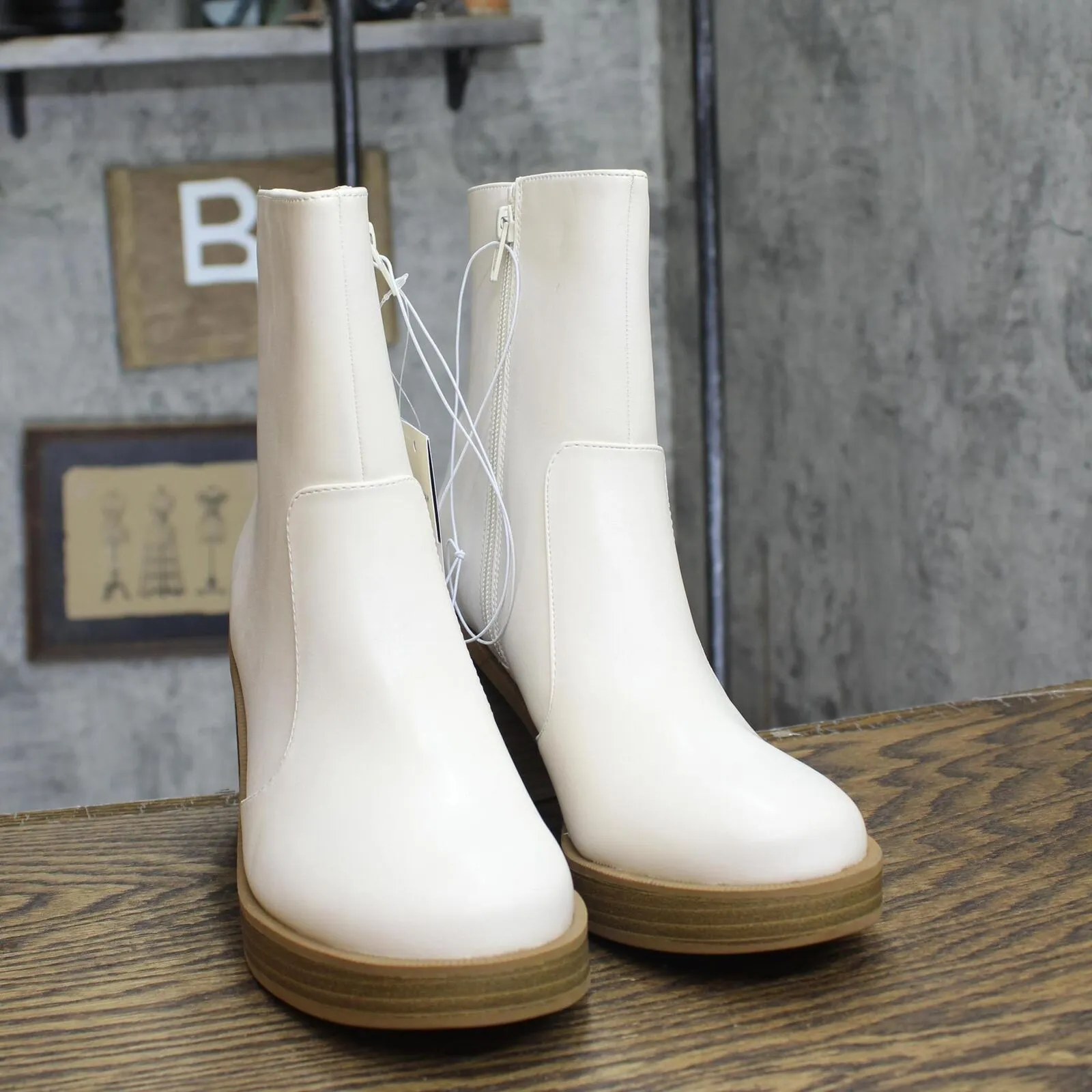 Universal Thread Jenna Platform Boots with Memory Foam Insole Off White 8M