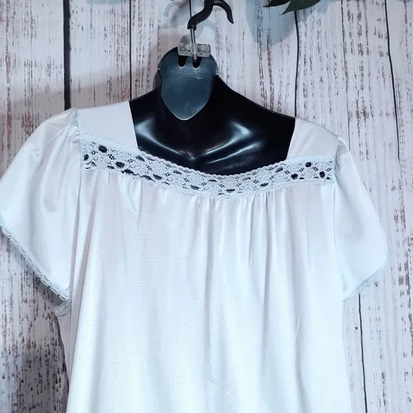 Vanity Fair vintage satin pastel blue maxi nightgown floral lace &amp; pink tulips