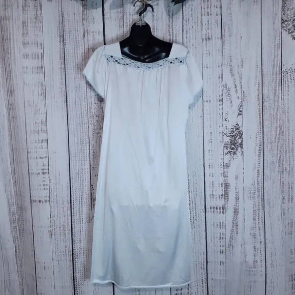 Vanity Fair vintage satin pastel blue maxi nightgown floral lace &amp; pink tulips
