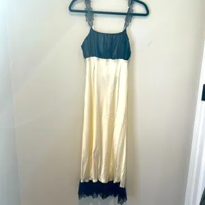 Via del Amore Sleepwear Nightgown Negligée Silk Gown Cream Black Lace Medium NWT