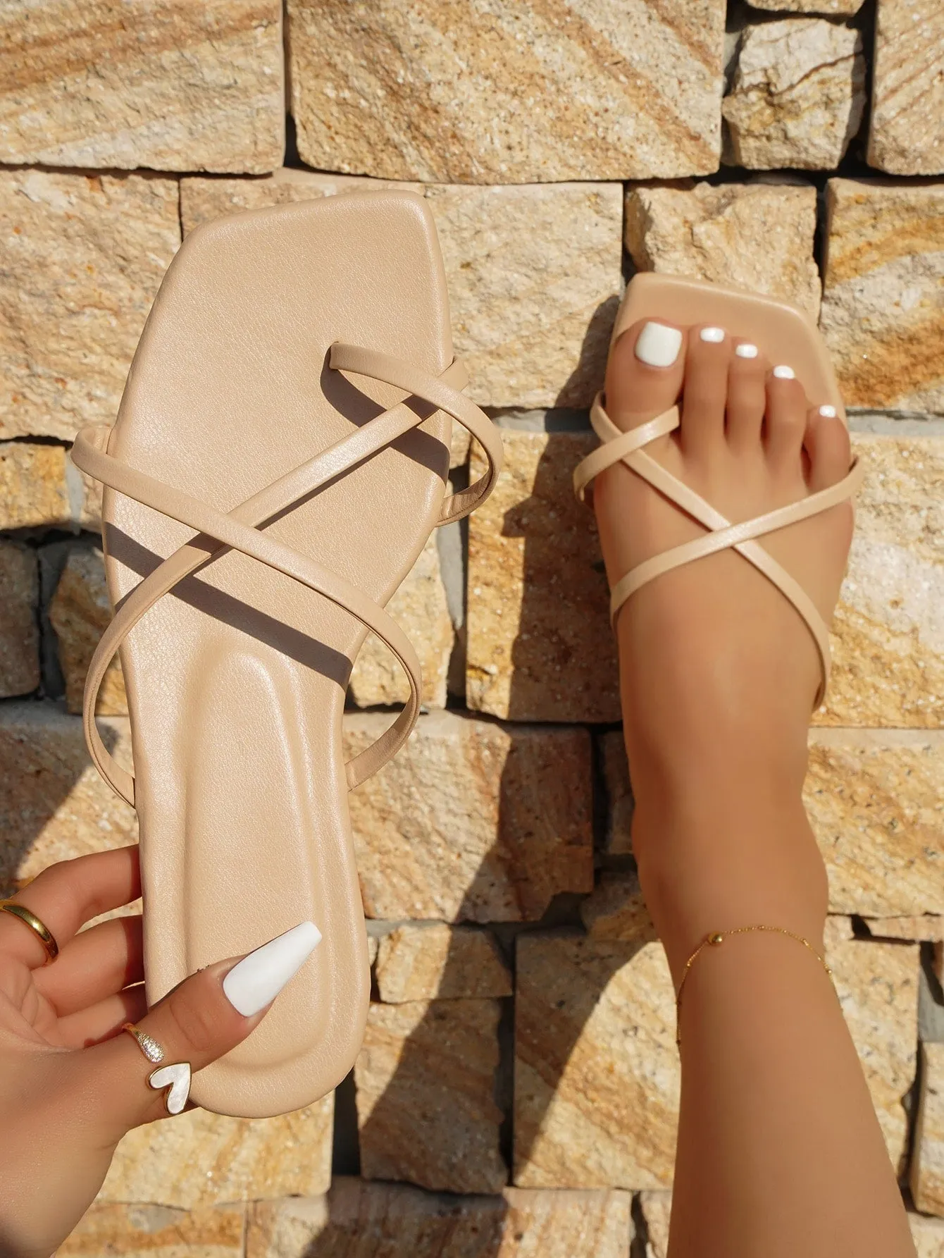 Women's Fashionable Flat Sandals With Criss-cross Straps And Toe Ring