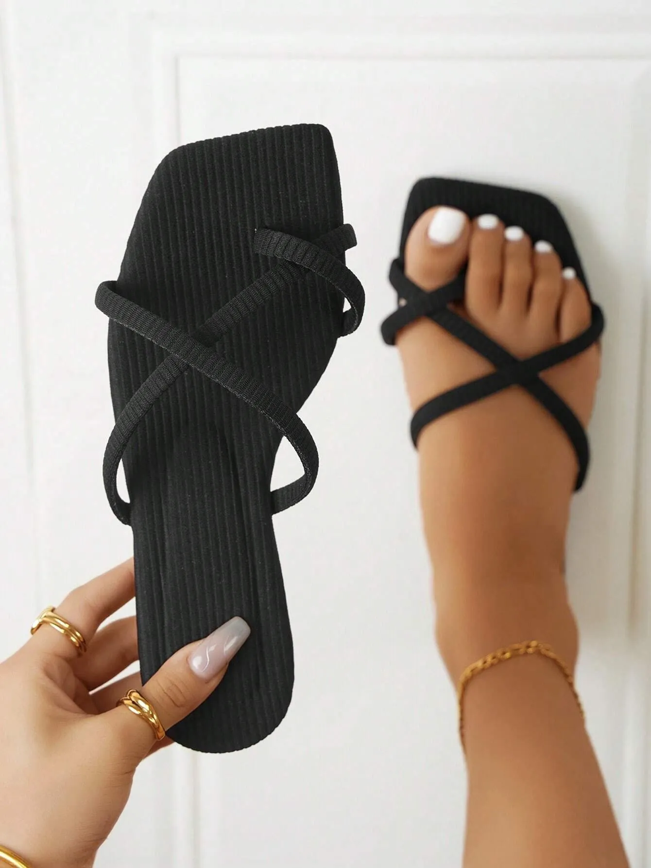 Women's Fashionable Flat Sandals With Criss-cross Straps And Toe Ring