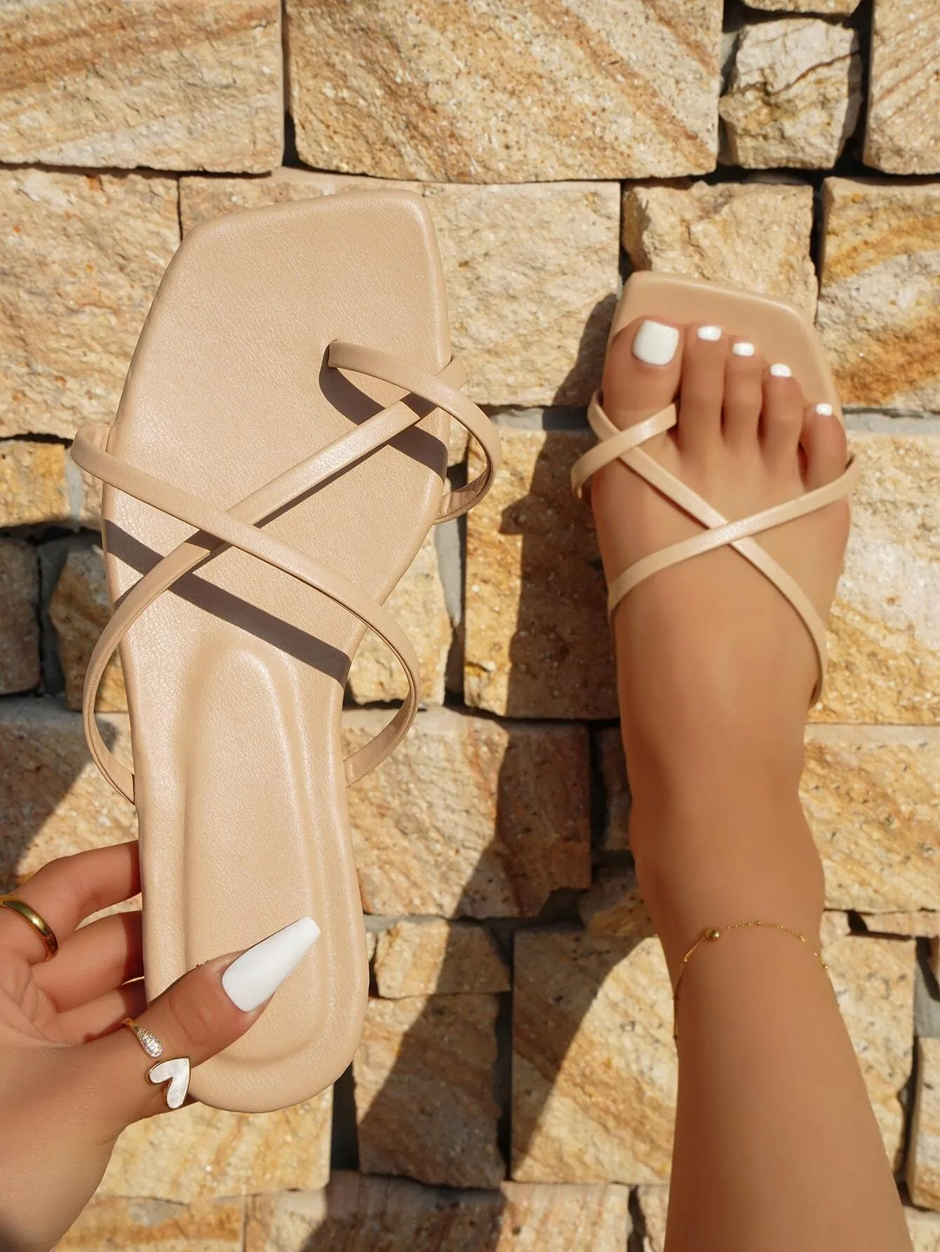 Women's Fashionable Flat Sandals With Criss-cross Straps And Toe Ring